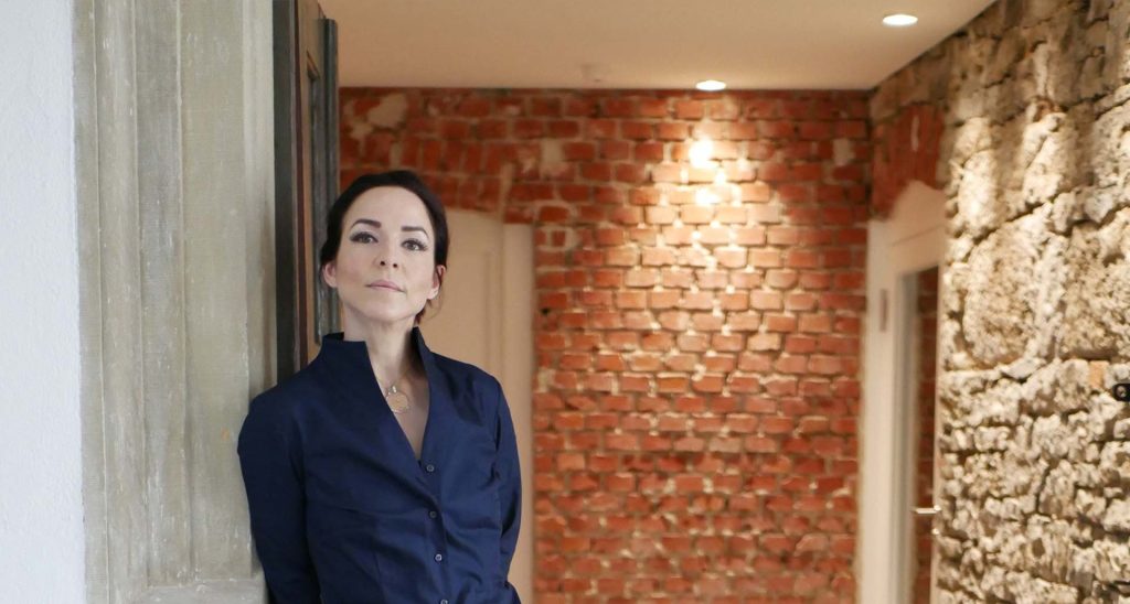 Saida Thenhart in ihrer Praxis in Würzburg